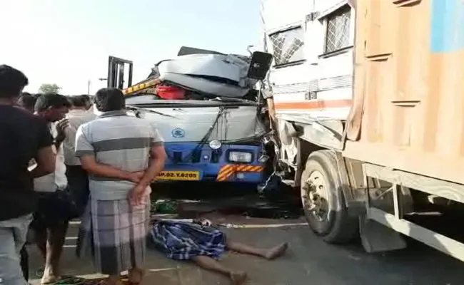 six killed in anantapur road accident - Sakshi