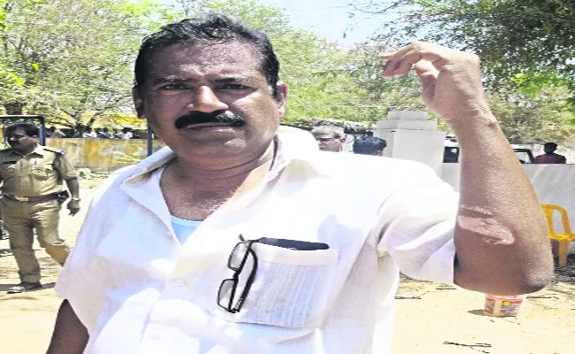 TDP And YSRCP Activists Fought In Yarrgunta Polling Center - Sakshi