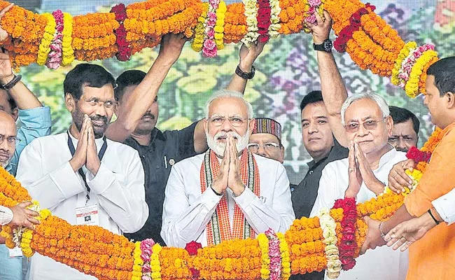 Narendra Modi Fires On Opposition In Bihar Election Rally - Sakshi