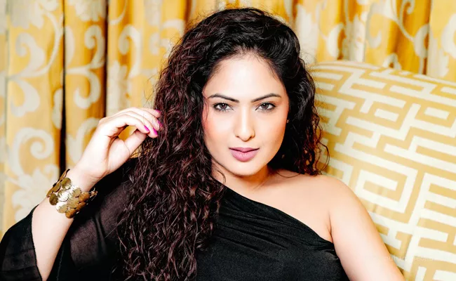 Nikesha Patel Romance With GV Prakash - Sakshi