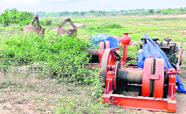 TDP government Failed To Construct High-Level Bridge Between Thotla Valluru And Pamulalanka - Sakshi