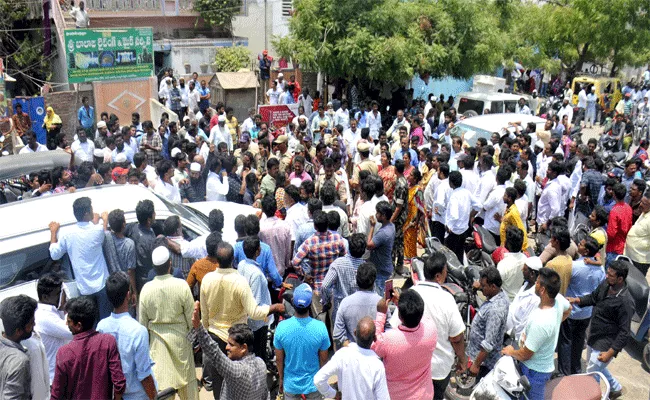 Police Lathi Charge On YSRCP Activists in Ongole - Sakshi