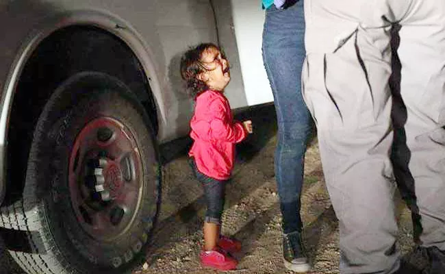 Migrant Child Crying At US Border Image Wins Photo Journalism Award - Sakshi