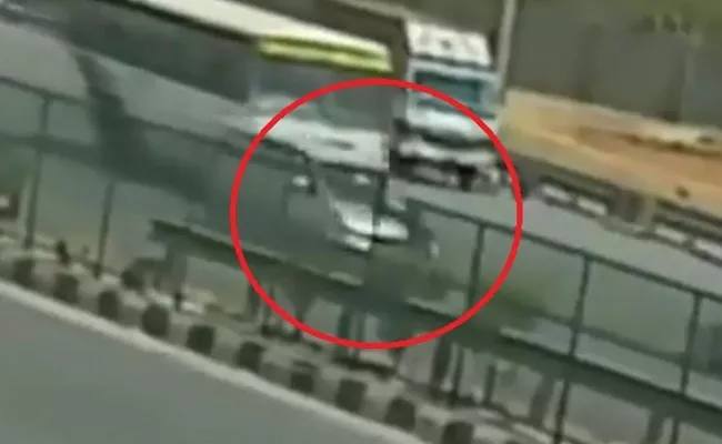 Gurgaon Driver Drags Toll Staff Six Kilometers On Bonnet - Sakshi