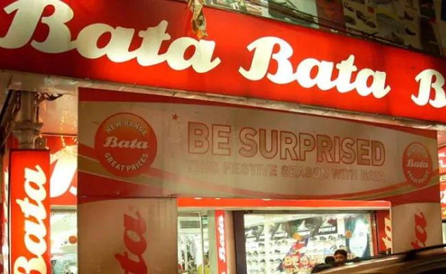 Bata Fined Rs 9000 For Asking Customer To Pay Rs 3 For Carry Bag - Sakshi