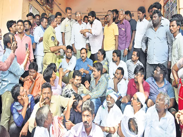 Alla Ramakrishna Protest In Front Of Police Station - Sakshi