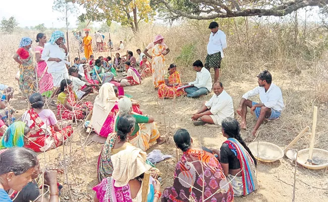 Upadi Hami Pathakam Works In Medak - Sakshi