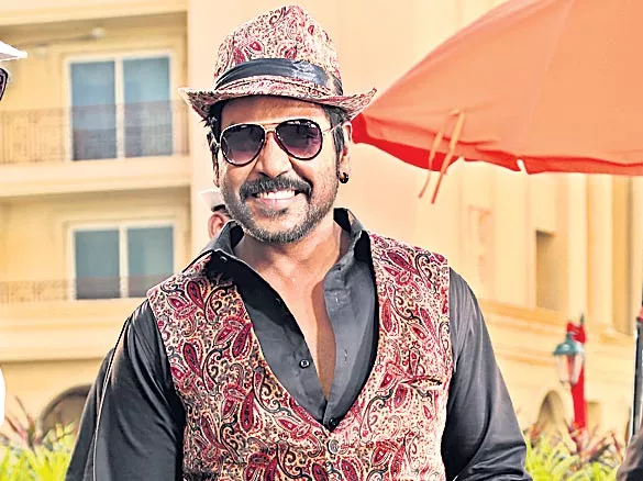 Raghava Lawrence uses 1400 dancers for a song - Sakshi