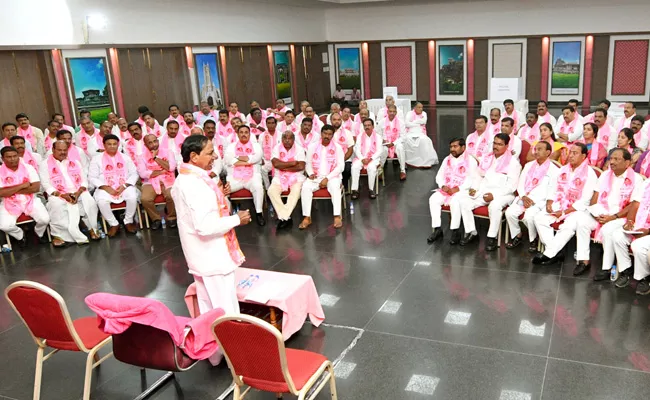 KCR Directions To Leaders To MPTC ZPTC Elections - Sakshi