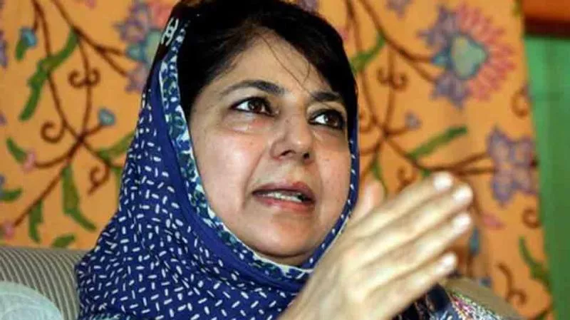 Stones Pelted At Mehbooba Muftis Cavalcade - Sakshi