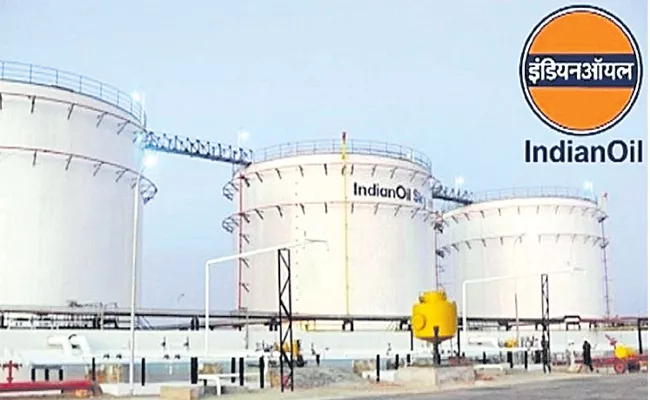 Crude oil futures fall on weak global cues - Sakshi