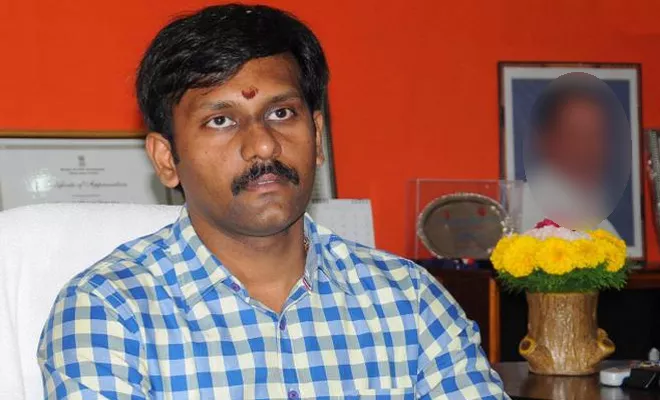 YSR District Collector Hari Kiran Rude Behaviour With Journalists Over Passes Issue - Sakshi