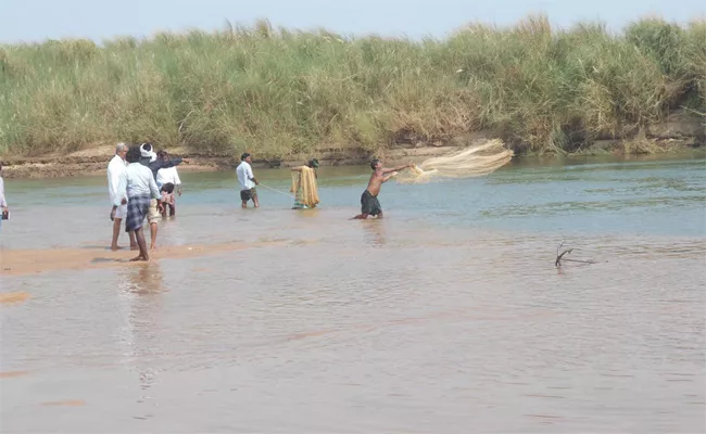 Missing Dead Bosies Found in Godavari - Sakshi