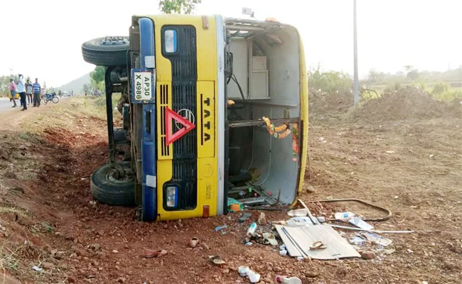 College Bus Roll Overed in Srikakulam - Sakshi