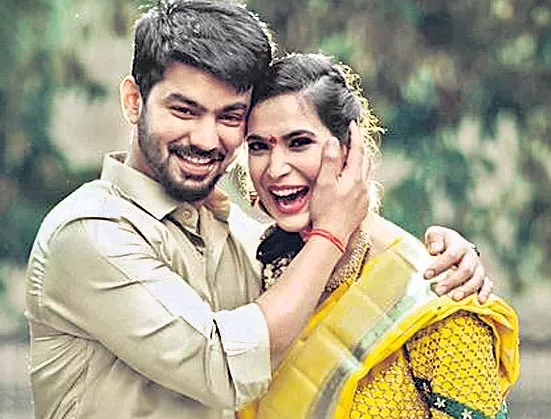 Mahat Raghavendra gets engaged to girlfriend Prachi Mishra - Sakshi