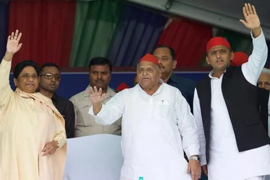 after 24 years,Mayawati turns mulayam for SP in joint rally in Mainpuri - Sakshi