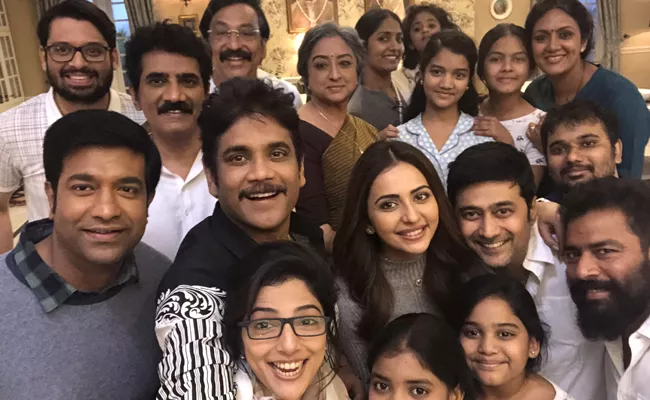 King Nagarjuna with Manmandhudu 2 Family - Sakshi