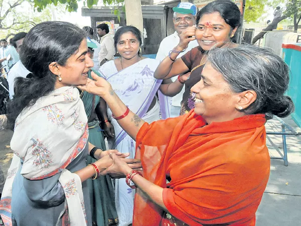 YS Bharathi Reddy And Samatha Reddy Election Campaign In Simhadripuram - Sakshi