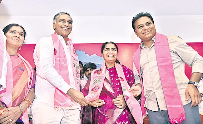 Sunitha Laxma Reddy Joined In TRS  - Sakshi