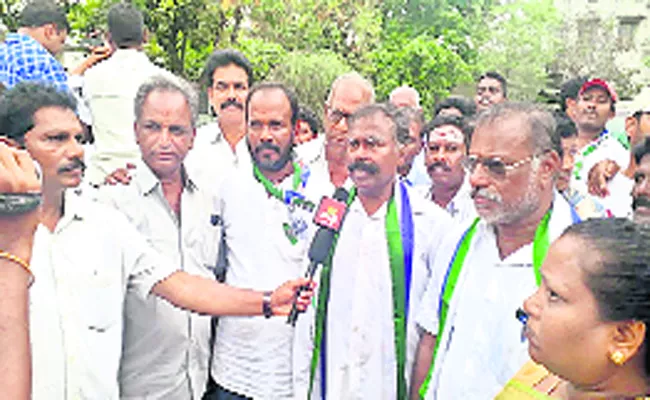 YSRCP Speeding Up Rallys in Payakarao Peta - Sakshi