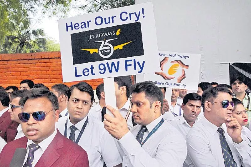 Bank unions write to Modi, want government to take over Jet Airways - Sakshi