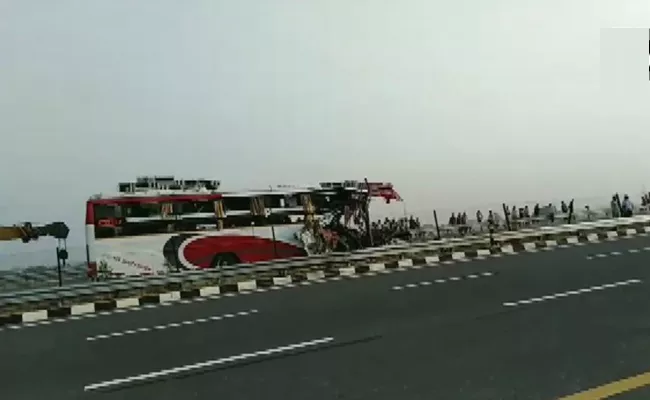 bus rammed into a truck on Agra-Lucknow Expressway near Mainpuri - Sakshi