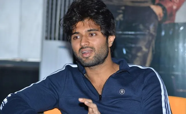 Vijay Devarakonda Dear Comrade May Postponed To June - Sakshi