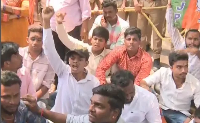 Students Unions Protest At Telangana Inter Board Over On Mistakes In Results - Sakshi