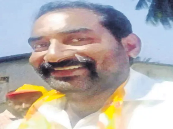 TDP Leader Marri Ravi Robbery In Police Dress Up - Sakshi