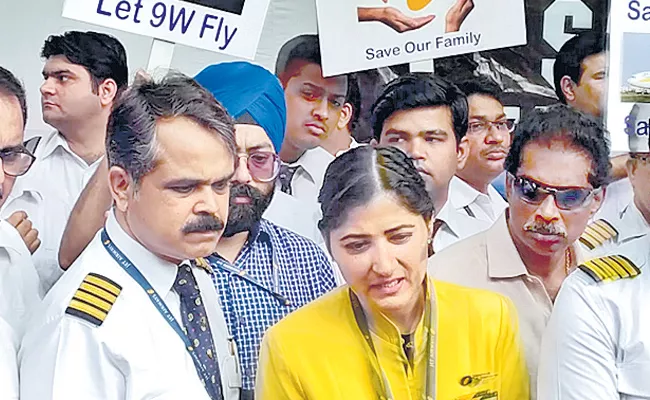 AITUC urges government to absorb employees of cash-strapped airline - Sakshi