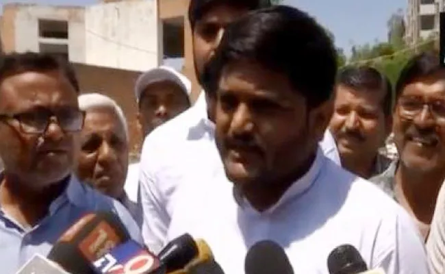 Hardik Patel Criticises PM Modi Over Chowkidar Comments - Sakshi