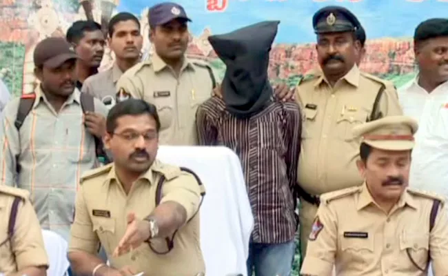 A Thieve Was Arrested By Tirupathi Police Regarding Of Theft In Temple - Sakshi