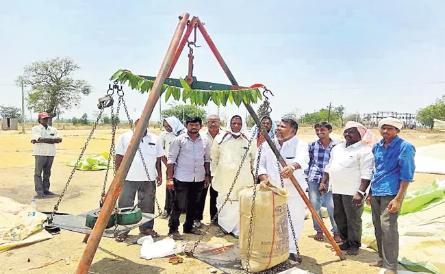 Farmers Suffering Grain Purchase Center - Sakshi