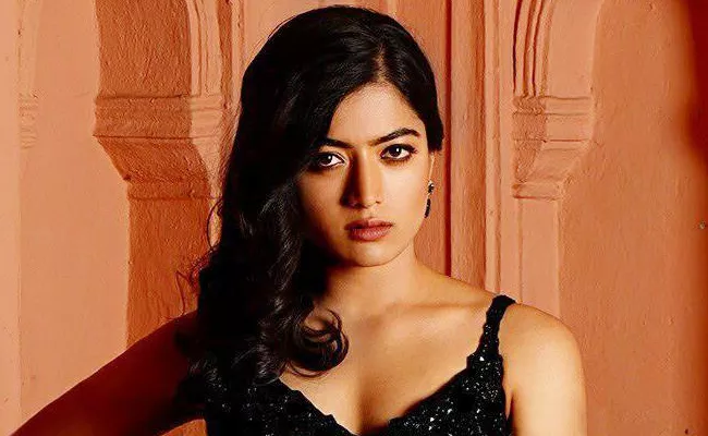 Heroine Rashmika Mandanna Cried on Geetha Govindam Set - Sakshi