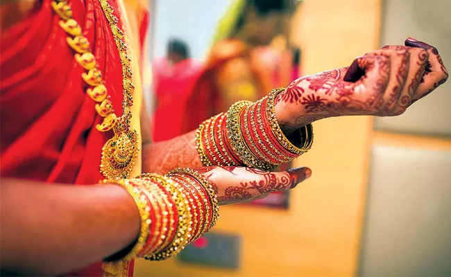 Bangles Offers in Laad bazaar Charminar - Sakshi