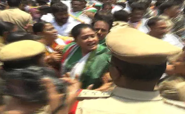 Vijayasanthi Arrest High Tension At Warangal Collectorate - Sakshi