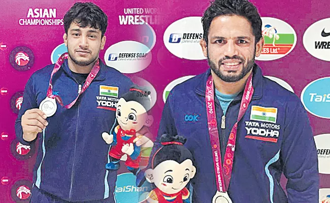  Amit Dhankar, Vicky win silver after losing finals - Sakshi