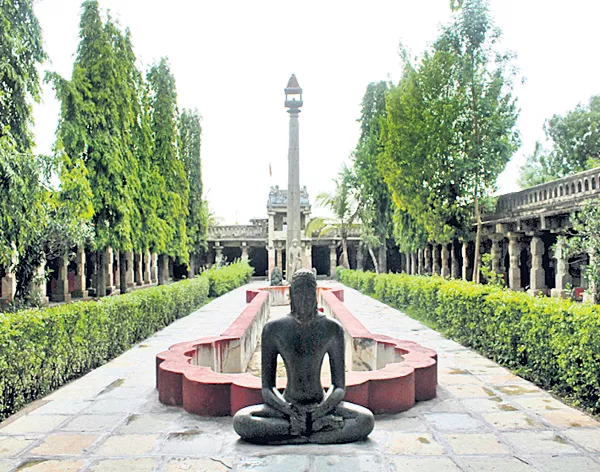 Strange In the famous Kolanupaka temple - Sakshi