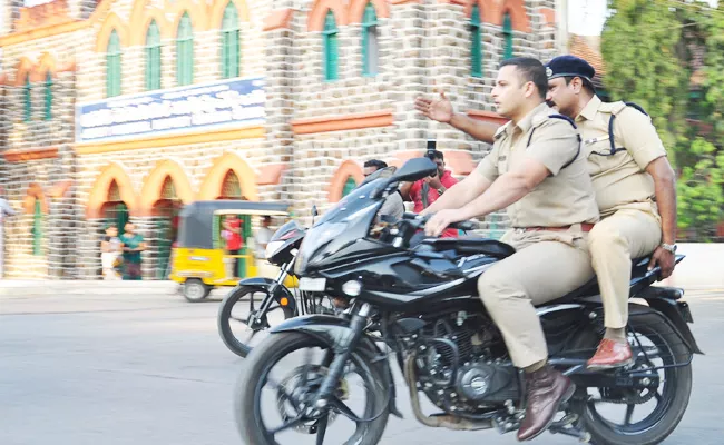 SP Sidhartha Kaushal Checking Prakasam Police Stations - Sakshi