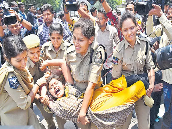 Inter Students And Parents Protests Continues At Inter Board - Sakshi