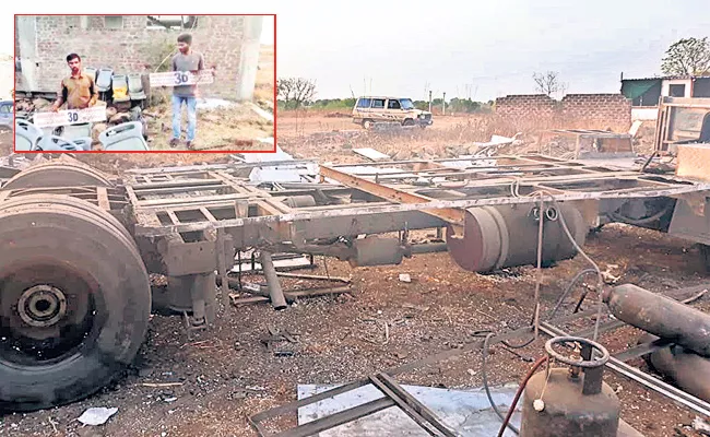 Day after theft, bus found ripped apart in Nanded - Sakshi