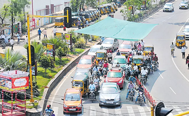 Green Network is set up in traffic signals - Sakshi