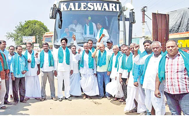 25 Yellow Farmers Moved to Varanasi to Compete Against Modi - Sakshi