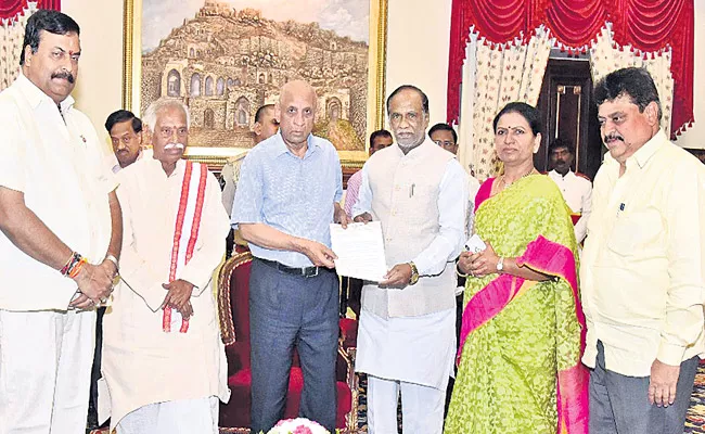  BJP leaders meet Governor seek judicial probe into Inter Board goof up - Sakshi