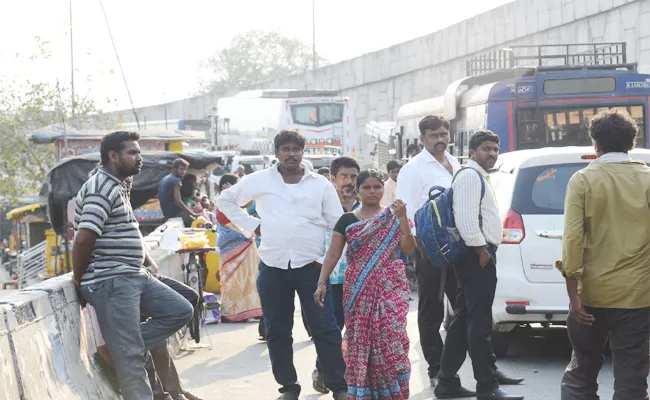 Vijayawada People Suffering Bus Shelter Shortage - Sakshi