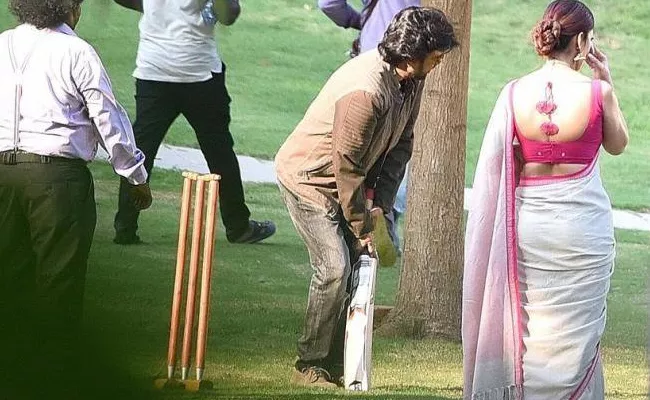 Rajinikanth Darbar Cast And Crew Playing Cricket In Shooting Spot - Sakshi