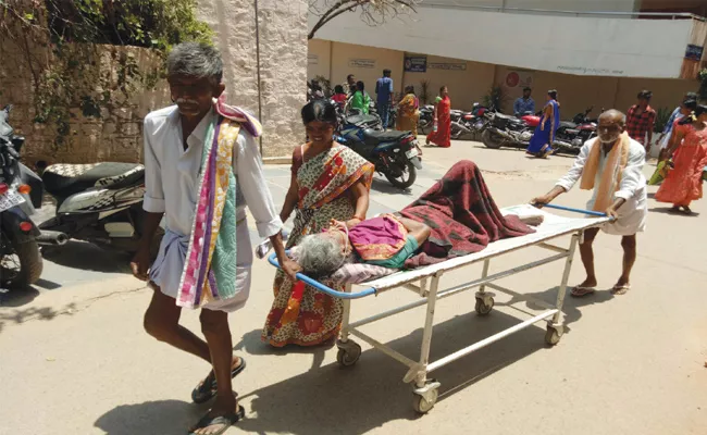 Patients Suffering in Anantapur Sarvajana Hospital - Sakshi