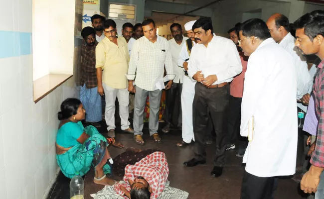 Collector Checking in RIMS Hospital Srikakulam - Sakshi