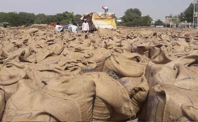 Farmers Problems With Grain Business Mans Nalgonda - Sakshi