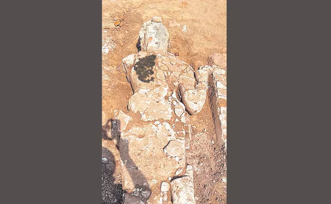 Archaeologists Unearth Biggest stucco sculpture in Suryapet - Sakshi